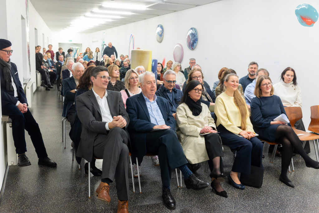 Großes Interesse: Ausstellungseröffnung ‚Dimensionen der Farbe‘.